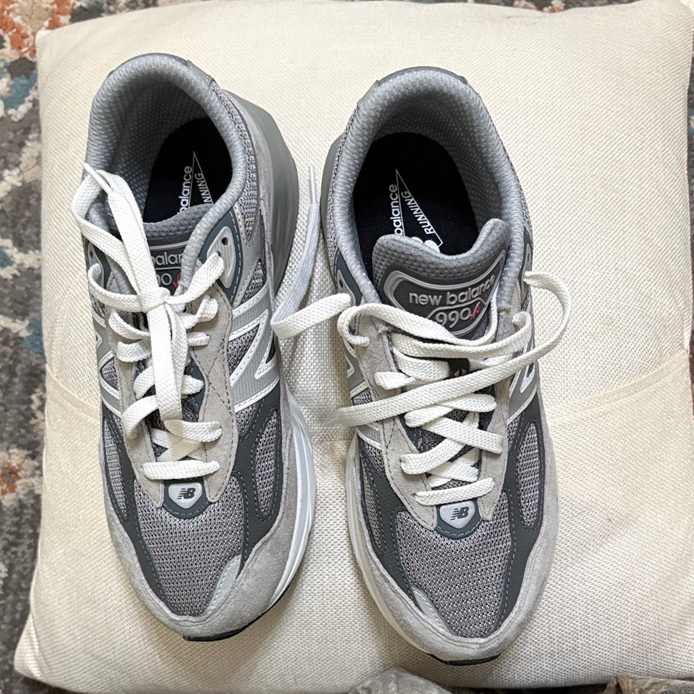 New Balance FuelCell 990v6 Lace in Gray and White (Boys Size 6.5 US, 39 EU)